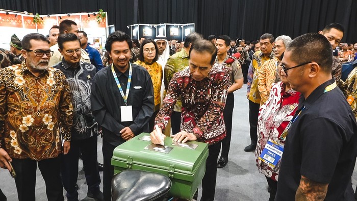 Jokowi Tandatangani Motor Listrik Konversi Karya Anak Bangsa, Bakal Dipakai Keliling Dunia